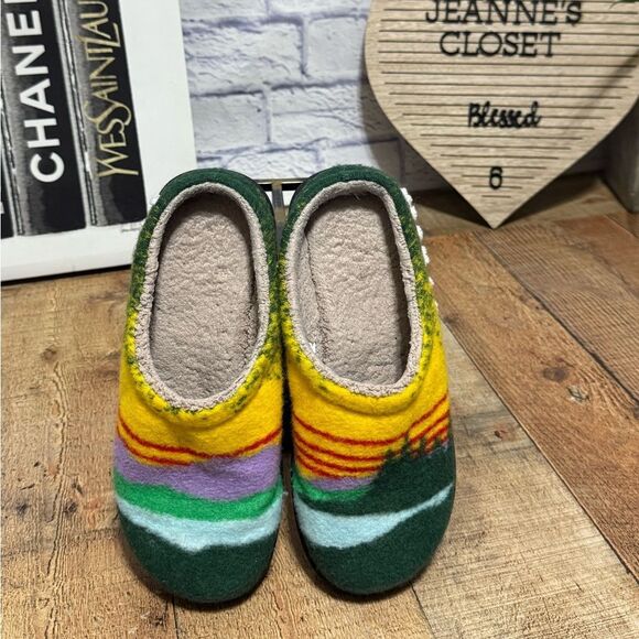 LL Bean Women 7 Slip-ons rainbow comfort slippers - Picture 4 of 8